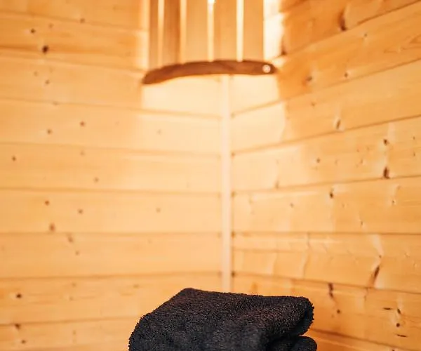 Aleksander Z Basenem, Bania Ruska I Sauna